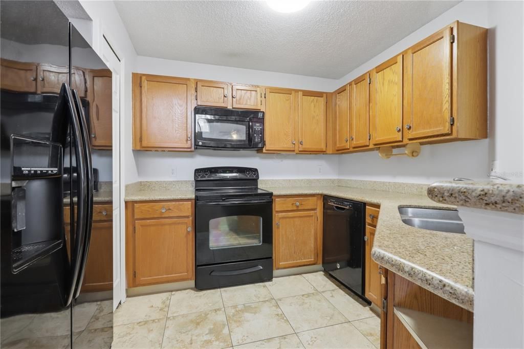 Active With Contract: $163,900 (2 beds, 2 baths, 792 Square Feet)