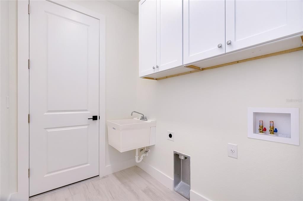Active With Contract: $335,000 (3 beds, 2 baths, 1348 Square Feet)