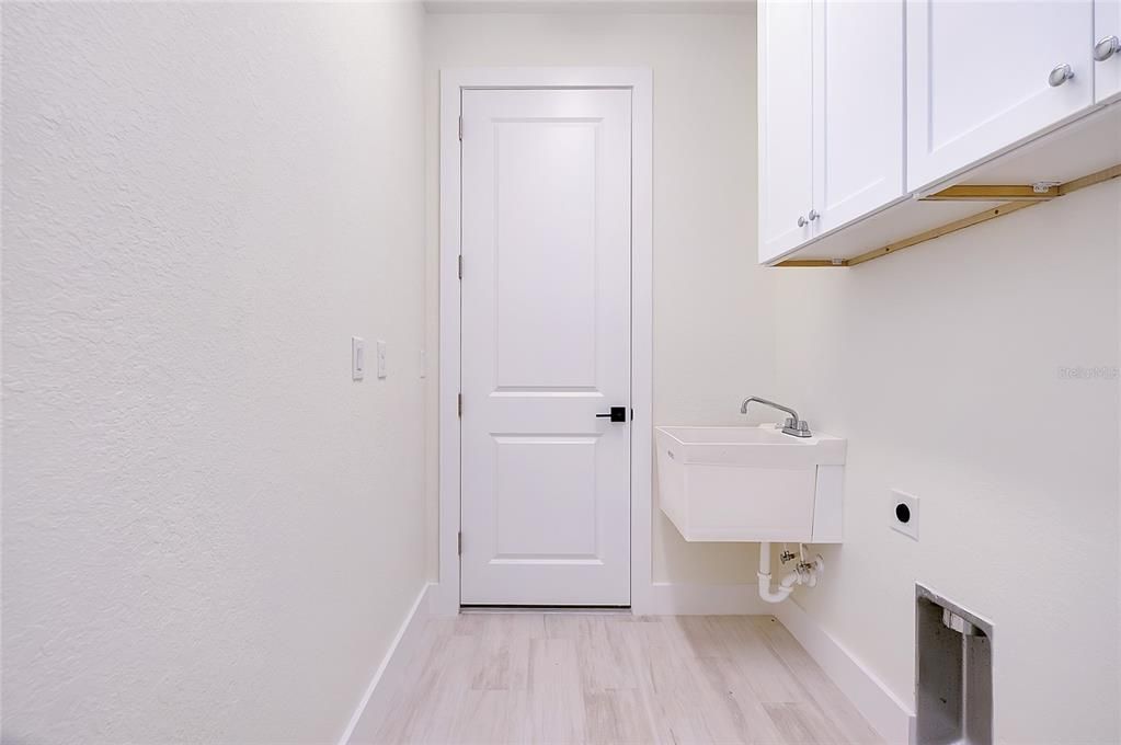 Active With Contract: $335,000 (3 beds, 2 baths, 1348 Square Feet)