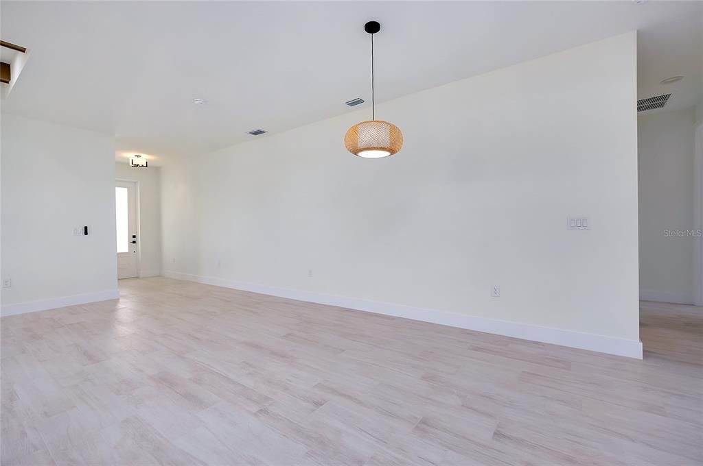 Active With Contract: $335,000 (3 beds, 2 baths, 1348 Square Feet)