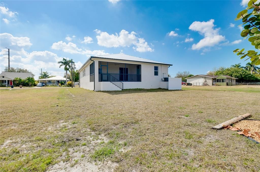 Active With Contract: $335,000 (3 beds, 2 baths, 1348 Square Feet)