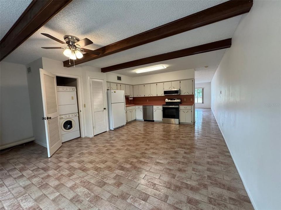 Под контрактом: $1,750 (2 спален, 2 ванн, 1340 Квадратных фут)