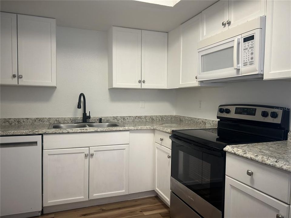 На продажу: $129,900 (2 спален, 2 ванн, 922 Квадратных фут)