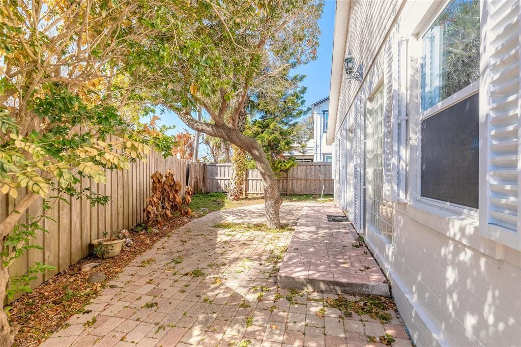 For Sale: $389,900 (3 beds, 2 baths, 1938 Square Feet)