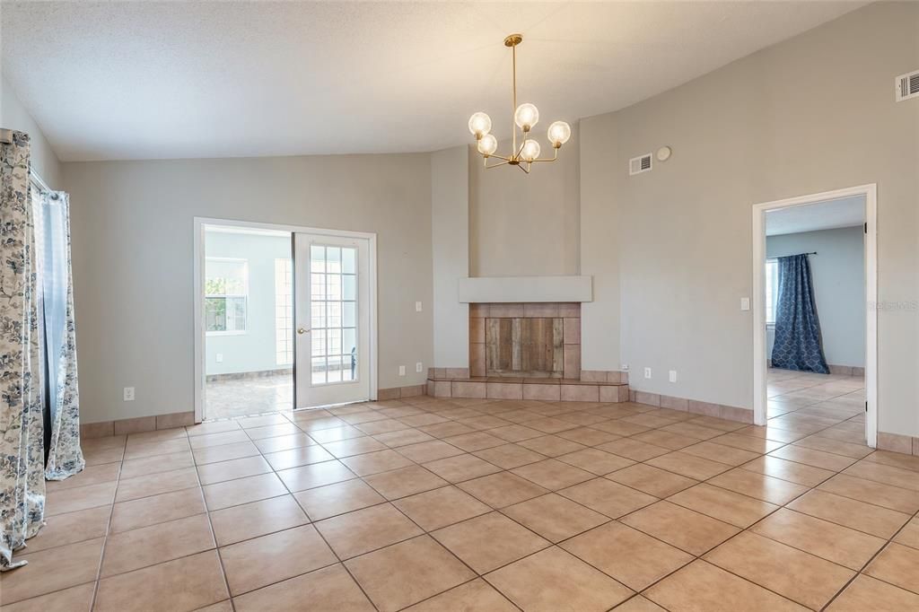 For Sale: $389,900 (3 beds, 2 baths, 1938 Square Feet)