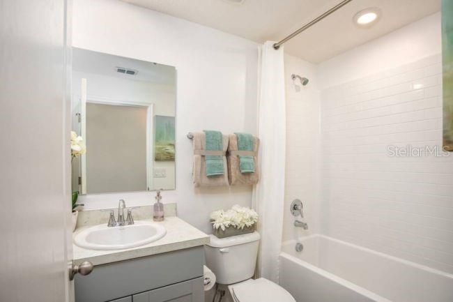 Activo con contrato: $294,900 (4 camas, 2 baños, 1876 Pies cuadrados)