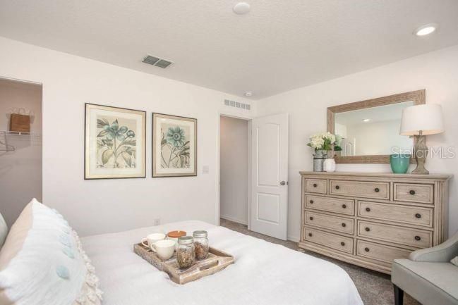 Activo con contrato: $294,900 (4 camas, 2 baños, 1876 Pies cuadrados)