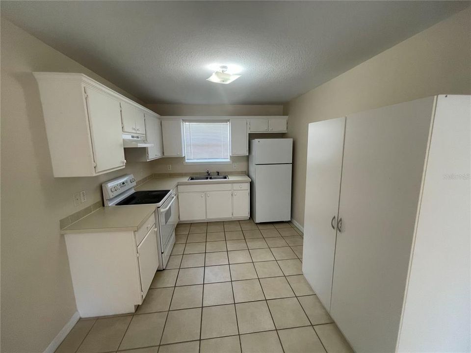 For Rent: $1,400 (3 beds, 1 baths, 900 Square Feet)