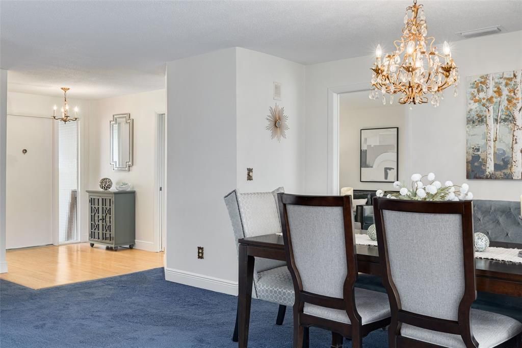 Activo con contrato: $650,000 (4 camas, 2 baños, 2117 Pies cuadrados)