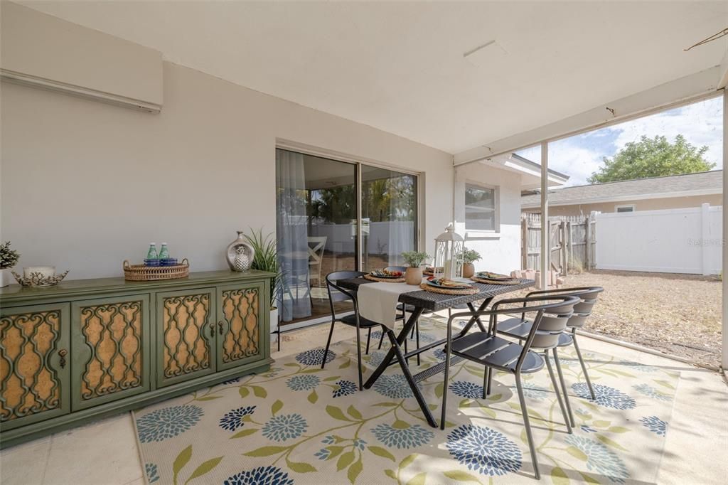 Activo con contrato: $650,000 (4 camas, 2 baños, 2117 Pies cuadrados)