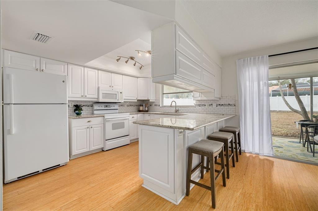Activo con contrato: $650,000 (4 camas, 2 baños, 2117 Pies cuadrados)