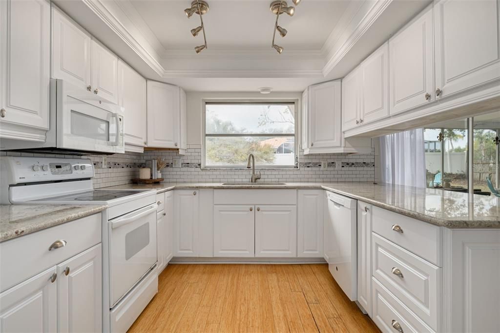 Activo con contrato: $650,000 (4 camas, 2 baños, 2117 Pies cuadrados)