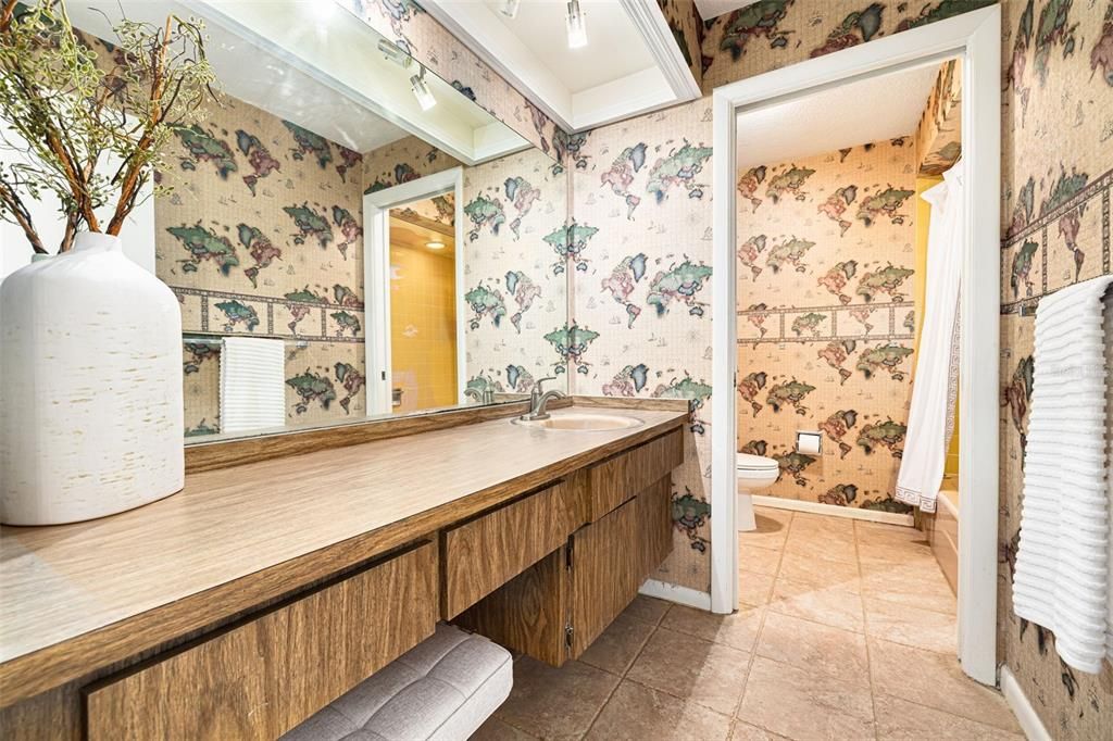 Activo con contrato: $650,000 (4 camas, 2 baños, 2117 Pies cuadrados)