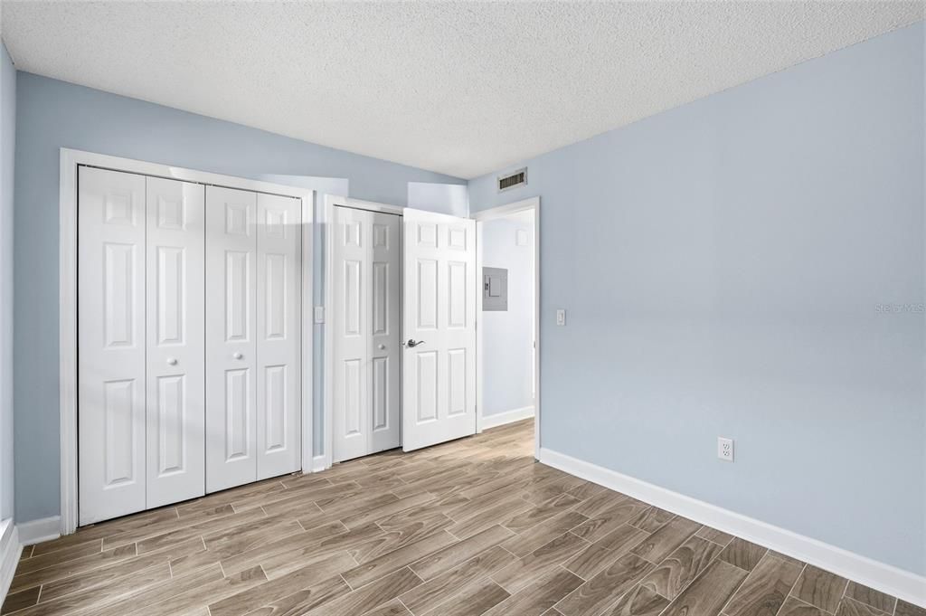 На продажу: $299,990 (2 спален, 2 ванн, 1040 Квадратных фут)