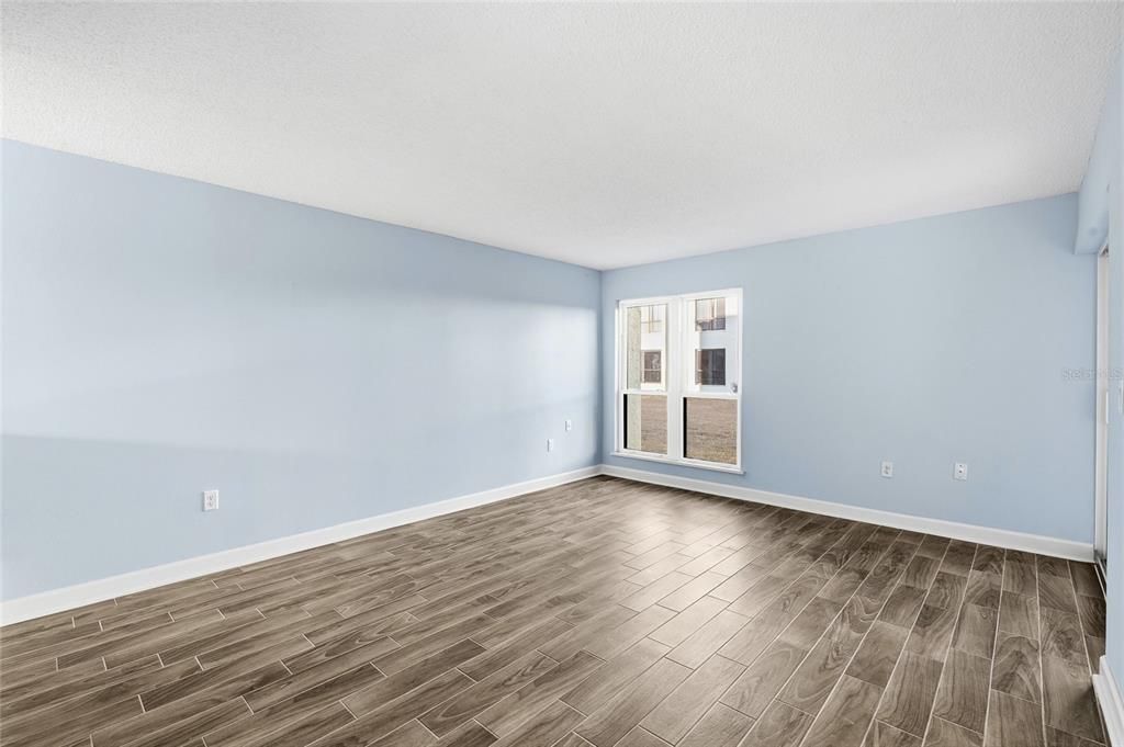 На продажу: $299,990 (2 спален, 2 ванн, 1040 Квадратных фут)