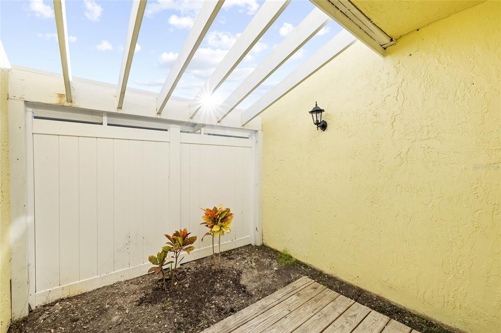 На продажу: $299,990 (2 спален, 2 ванн, 1040 Квадратных фут)