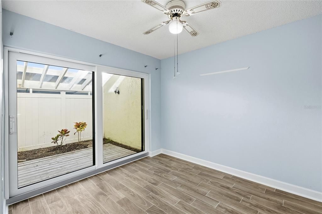 На продажу: $299,990 (2 спален, 2 ванн, 1040 Квадратных фут)