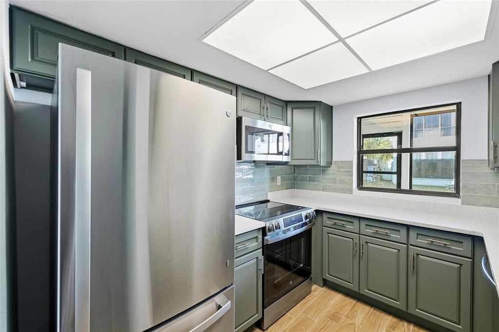 На продажу: $299,990 (2 спален, 2 ванн, 1040 Квадратных фут)