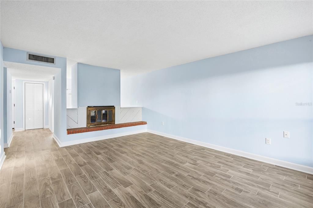 На продажу: $299,990 (2 спален, 2 ванн, 1040 Квадратных фут)