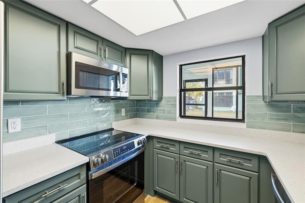 На продажу: $299,990 (2 спален, 2 ванн, 1040 Квадратных фут)