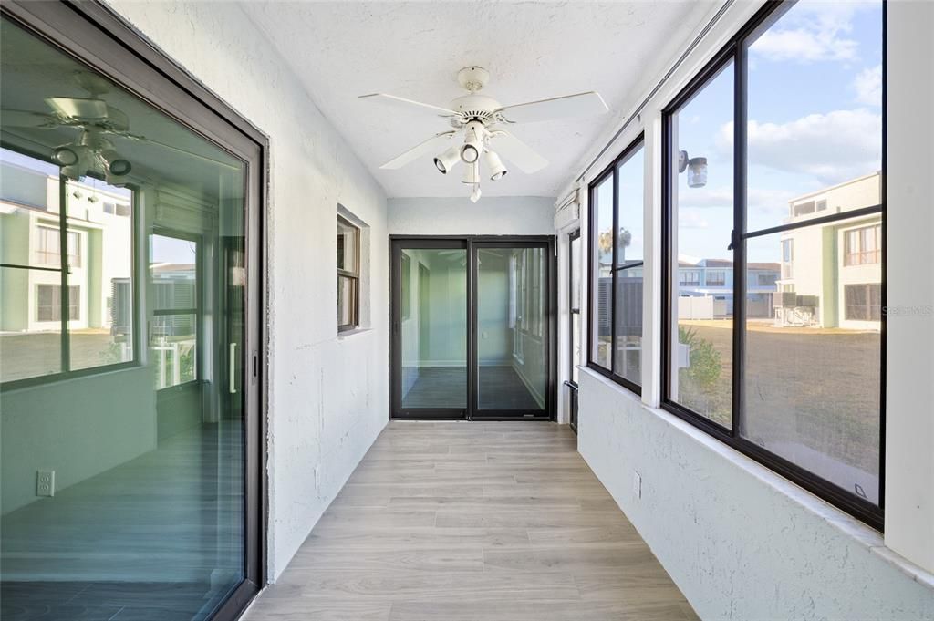 На продажу: $299,990 (2 спален, 2 ванн, 1040 Квадратных фут)