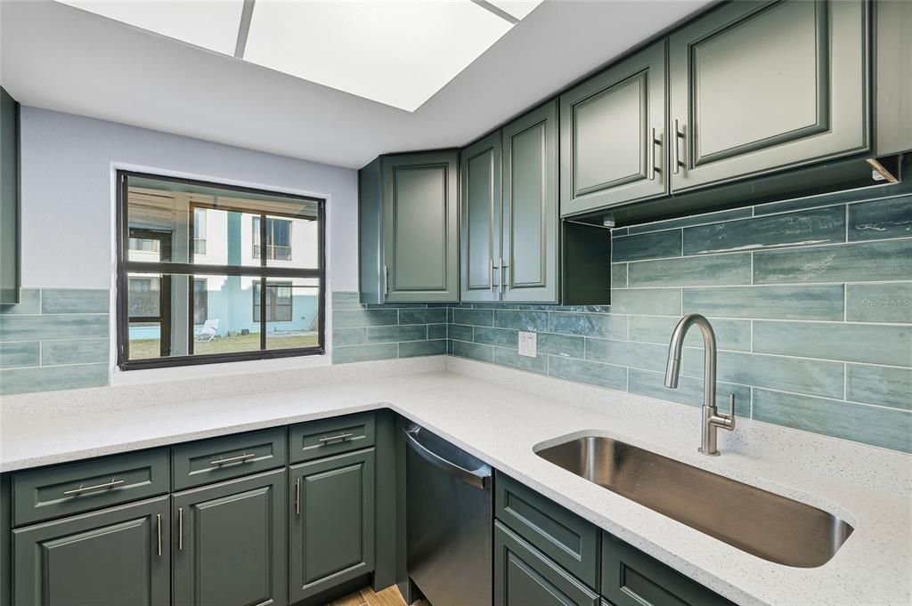 На продажу: $299,990 (2 спален, 2 ванн, 1040 Квадратных фут)