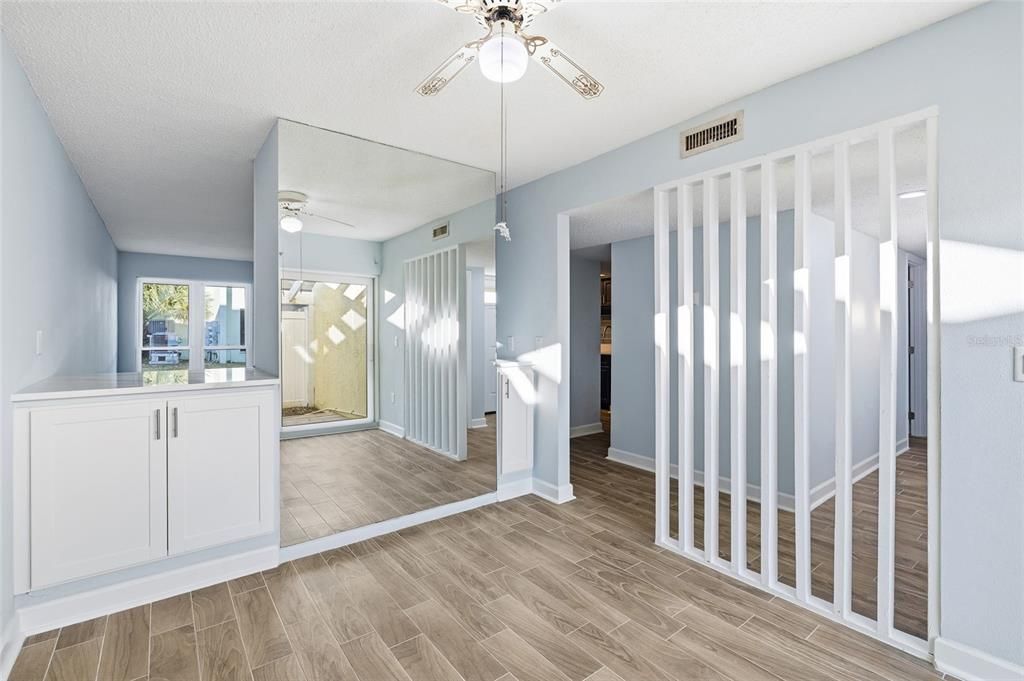 На продажу: $299,990 (2 спален, 2 ванн, 1040 Квадратных фут)