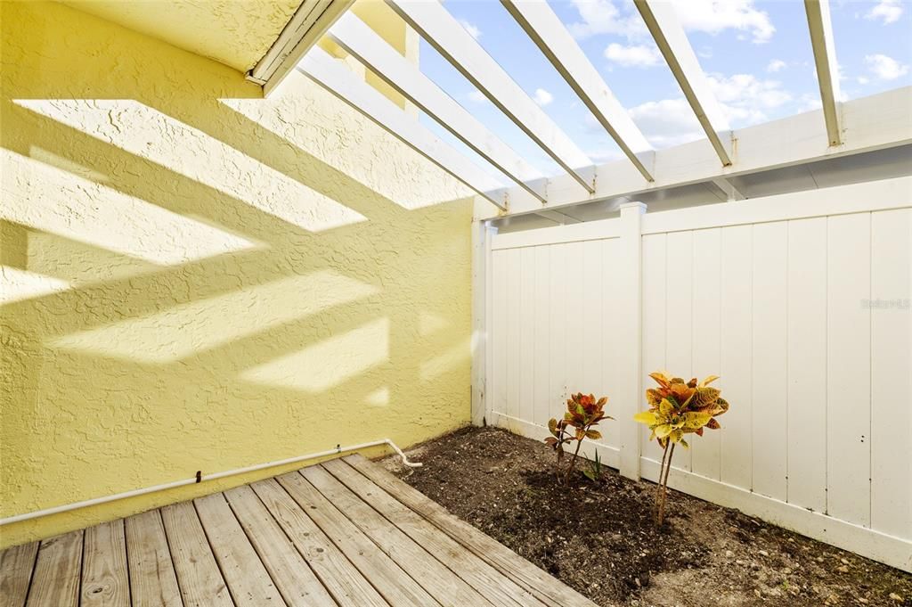 На продажу: $299,990 (2 спален, 2 ванн, 1040 Квадратных фут)