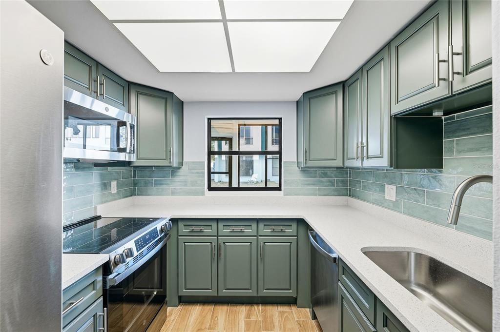 На продажу: $299,990 (2 спален, 2 ванн, 1040 Квадратных фут)