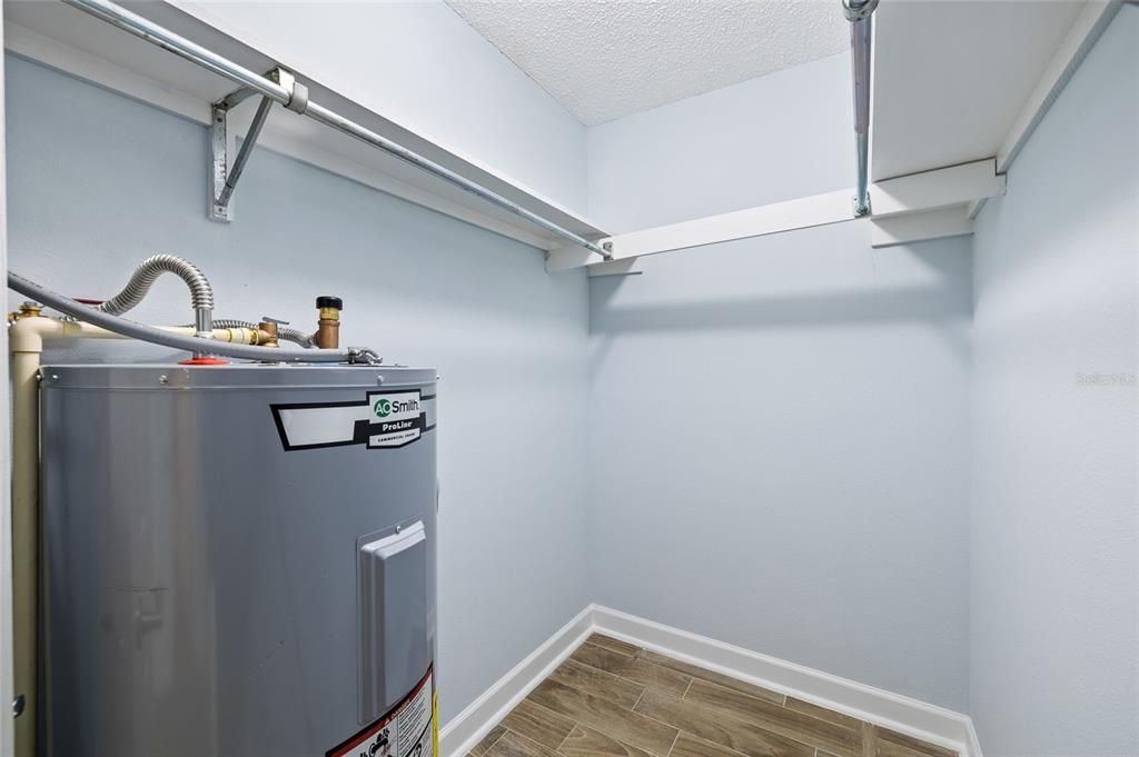 На продажу: $299,990 (2 спален, 2 ванн, 1040 Квадратных фут)