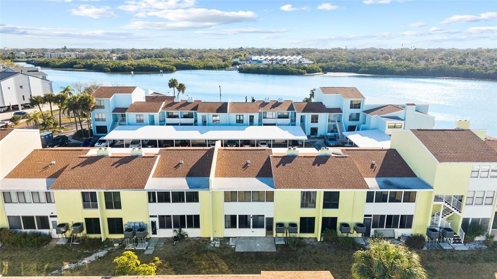 На продажу: $299,990 (2 спален, 2 ванн, 1040 Квадратных фут)