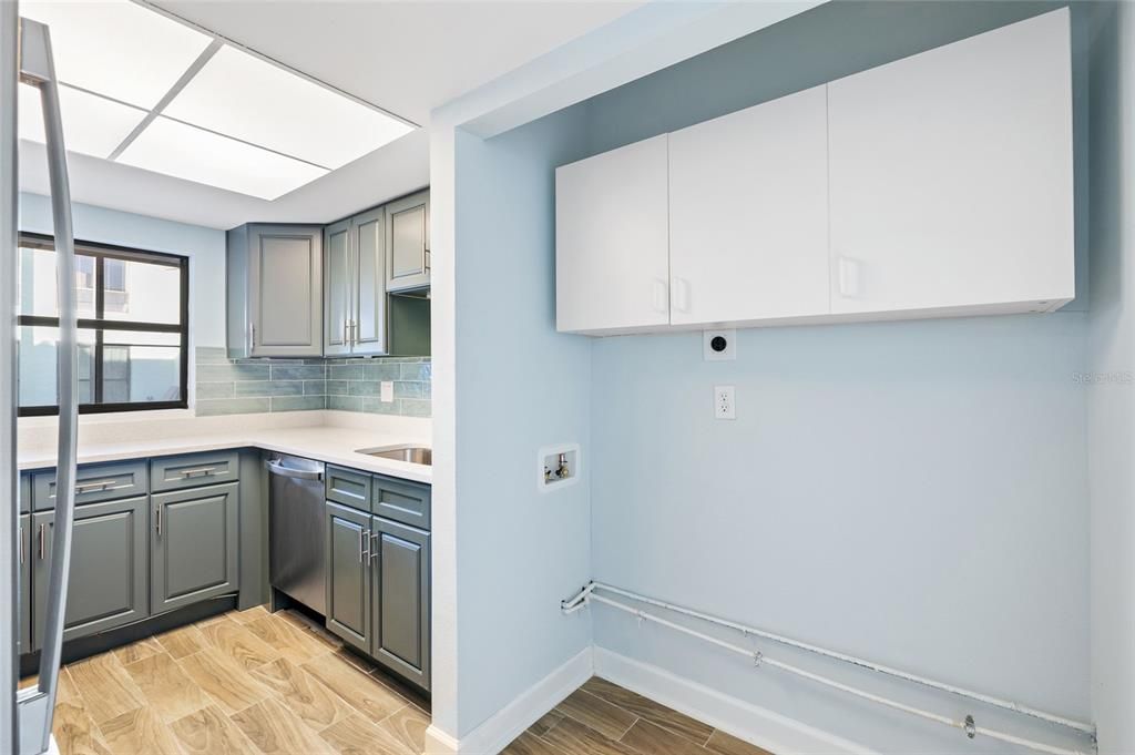 На продажу: $299,990 (2 спален, 2 ванн, 1040 Квадратных фут)