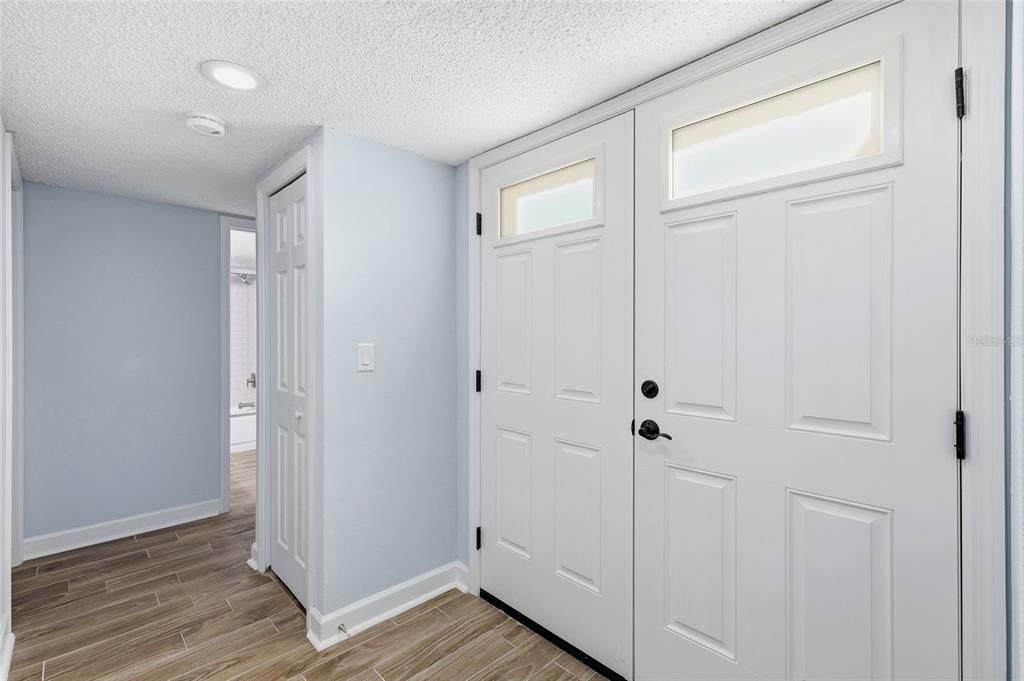 На продажу: $299,990 (2 спален, 2 ванн, 1040 Квадратных фут)