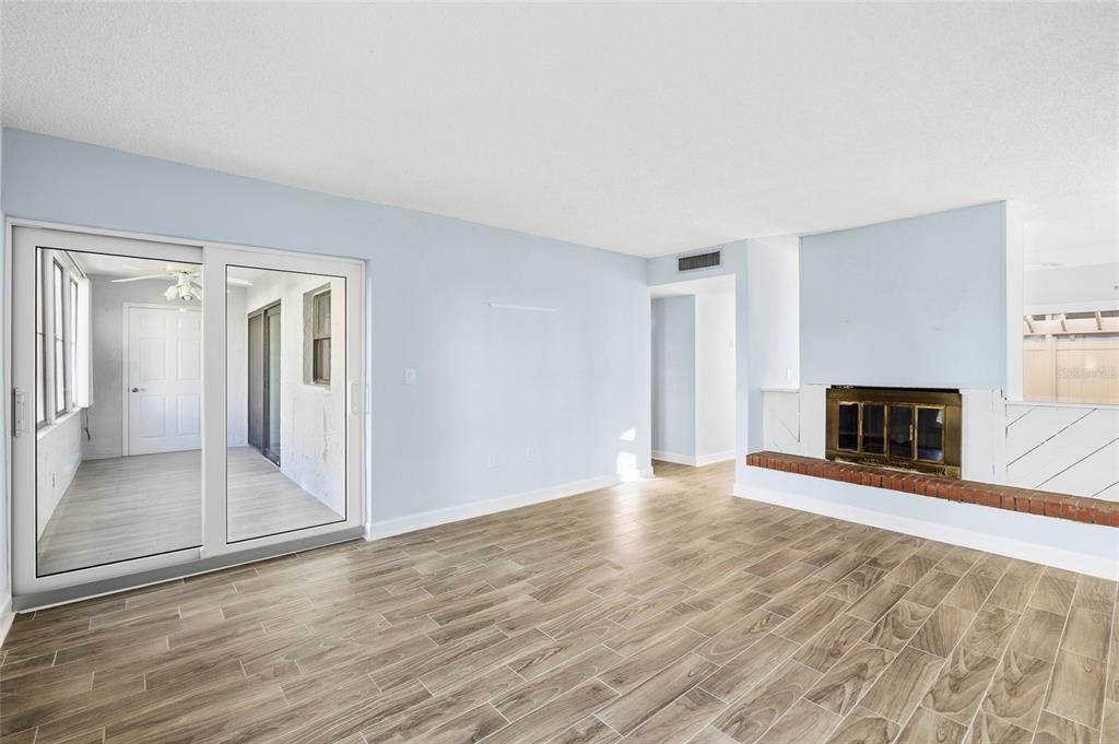 На продажу: $299,990 (2 спален, 2 ванн, 1040 Квадратных фут)