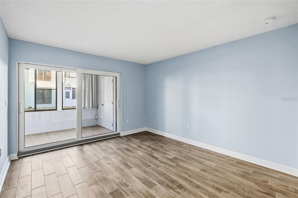 На продажу: $299,990 (2 спален, 2 ванн, 1040 Квадратных фут)