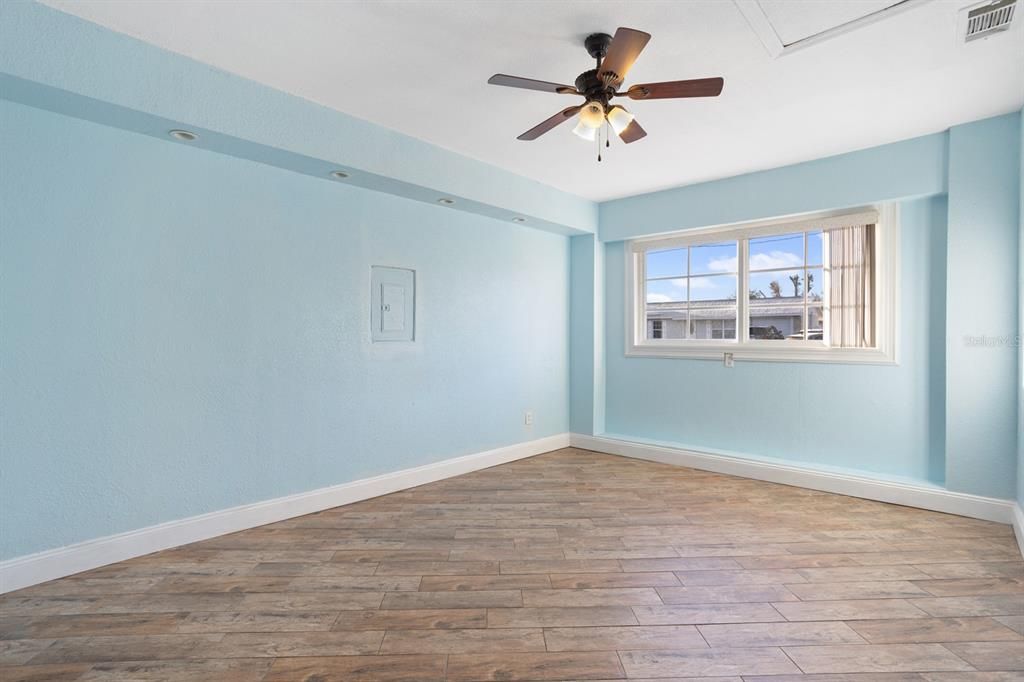 Active With Contract: $249,900 (4 beds, 1 baths, 1300 Square Feet)