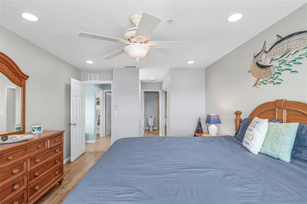 For Sale: $465,000 (2 beds, 2 baths, 1059 Square Feet)