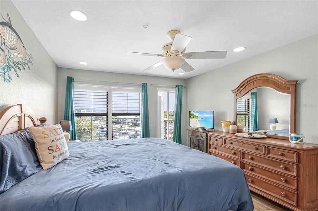 For Sale: $465,000 (2 beds, 2 baths, 1059 Square Feet)