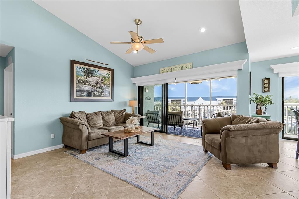 For Sale: $465,000 (2 beds, 2 baths, 1059 Square Feet)