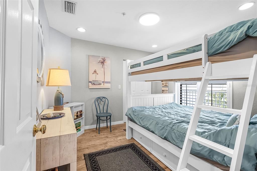 For Sale: $465,000 (2 beds, 2 baths, 1059 Square Feet)
