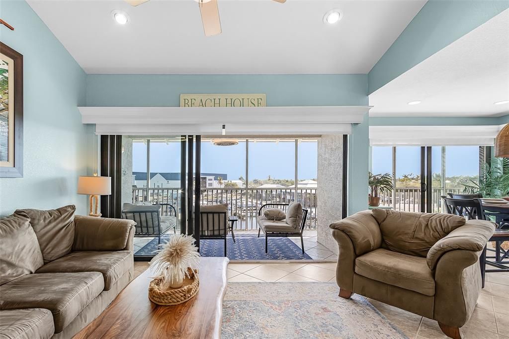 For Sale: $465,000 (2 beds, 2 baths, 1059 Square Feet)