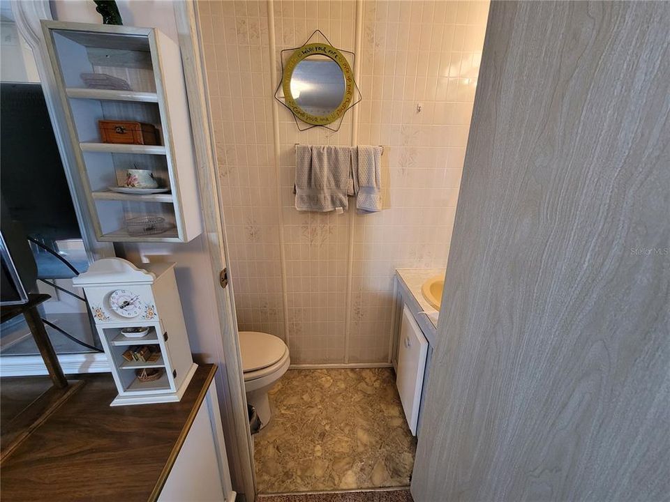 На продажу: $115,000 (2 спален, 1 ванн, 768 Квадратных фут)