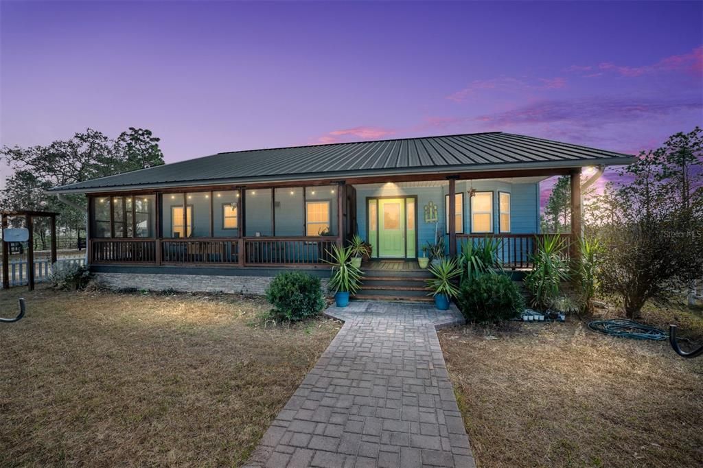 Recently Sold: $650,000 (3 beds, 2 baths, 1904 Square Feet)