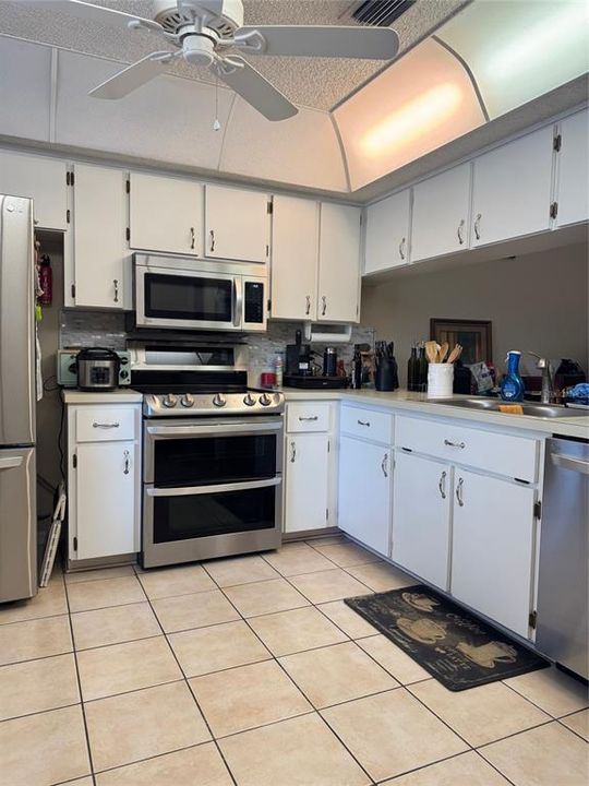 Activo con contrato: $195,999 (2 camas, 2 baños, 988 Pies cuadrados)