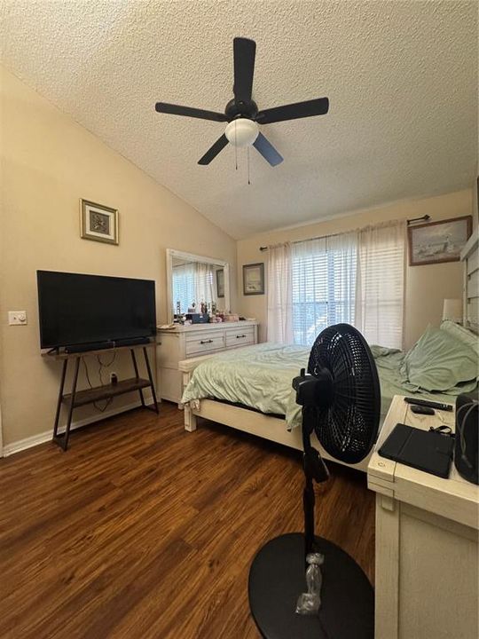 Activo con contrato: $195,999 (2 camas, 2 baños, 988 Pies cuadrados)