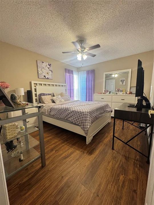 Activo con contrato: $195,999 (2 camas, 2 baños, 988 Pies cuadrados)