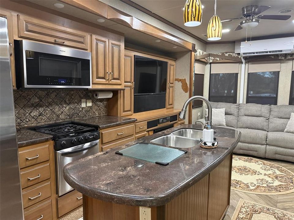 На продажу: $124,900 (1 спален, 1 ванн, 400 Квадратных фут)