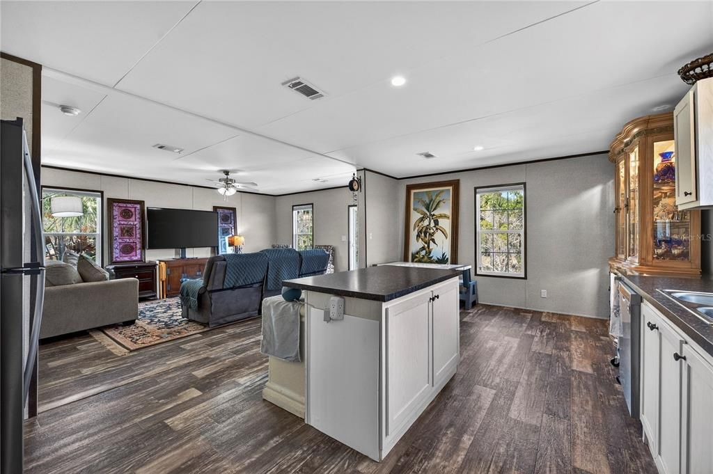 For Sale: $439,999 (3 beds, 2 baths, 1404 Square Feet)