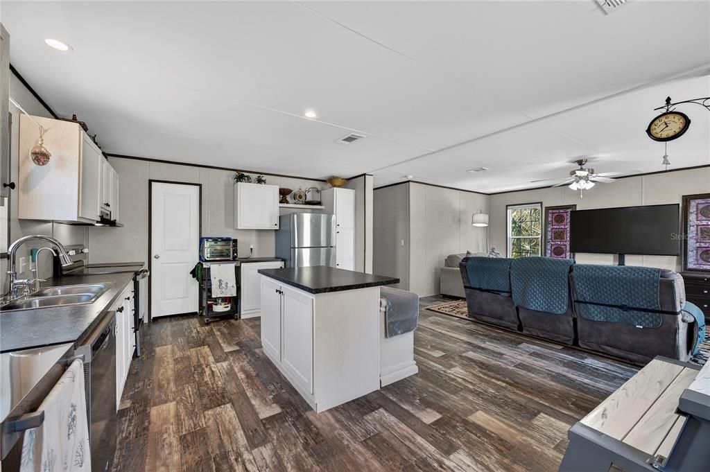 For Sale: $439,999 (3 beds, 2 baths, 1404 Square Feet)