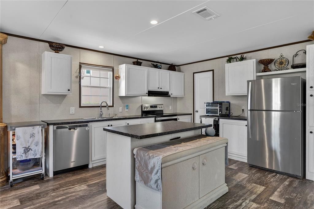 For Sale: $439,999 (3 beds, 2 baths, 1404 Square Feet)